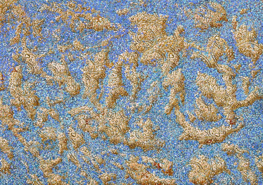 Peinture abstraite contemporaine intitulée La Tête dans les Nuages, composée de motifs persans beiges et bleus évoquant des nuages et une atmosphère rêveuse.