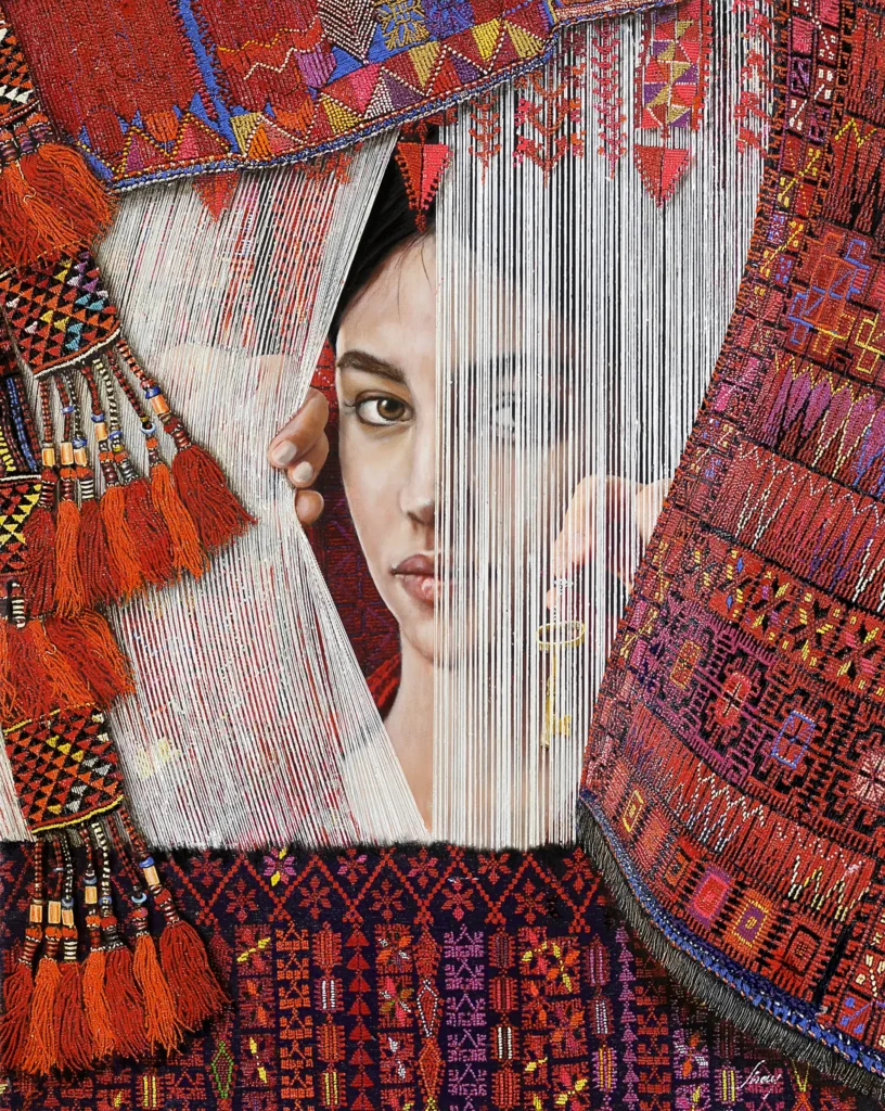Peinture figurative contemporaine et en relief intitulée La cle, montrant un jeune femme iranienne installée derrières un tapis persan traditionnels et regarde les observateurs , elle tiens dans sa mains une clé et entourée des textiles rouges richement brodés shay Miremont Peintre d'origine iranienne.